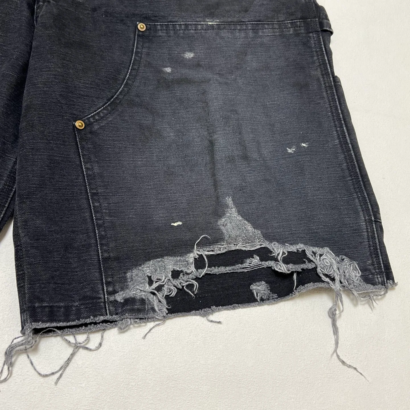 SAINT Mxxxxxx DOUBLE KNEE SHORTS/BLK Knee patches splashed with ink, washed and damaged denim shorts. Washed black S-XL. Custom woven and dyed denim denim with clear texture. Rewashed and faded to create local mottled fading/hole effects. Artificial distressing to simulate natural traces of wear. Original consistent damage treatment. Hand splashed ink and paint. Original consistent wash mark/pocket mark. Double knee patch. Rivet reinforcement. Improve functionality and enhance design.